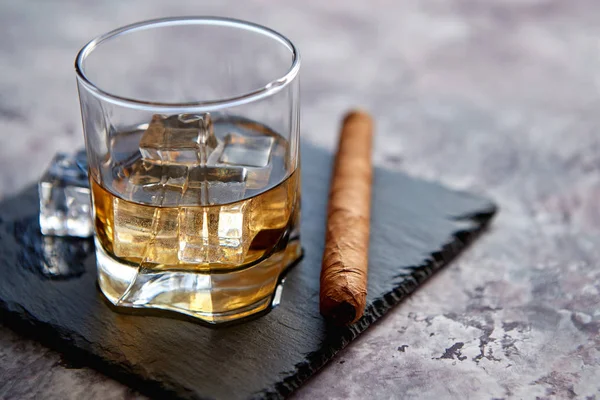 Vaso de whisky con cubitos de hielo y cigarro — Foto de Stock