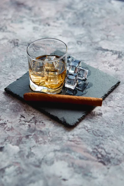 Vaso de whisky con cubitos de hielo y cigarro — Foto de Stock