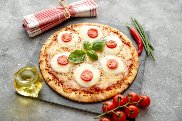 Buatan sendiri pizza dengan tomat, mozzarella — Stok Foto