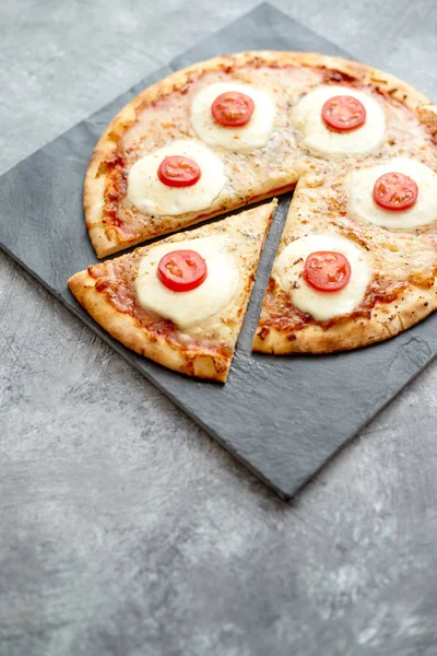 Pizzę domowej roboty z pomidorami, mozzarellą — Zdjęcie stockowe