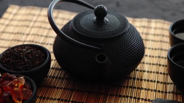Aziatische groene thee ingesteld op bamboe mat — Stockvideo