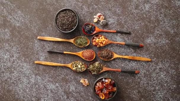 Spoons with different types of dry tea leaves. — Stock Video