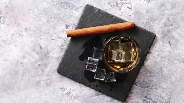 Ovanifrån av glas gamla aromatiska scotch whisky — Stockvideo