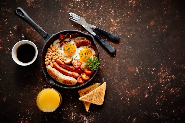 Heerlijk Engels ontbijt in ijzeren kookpan — Stockfoto