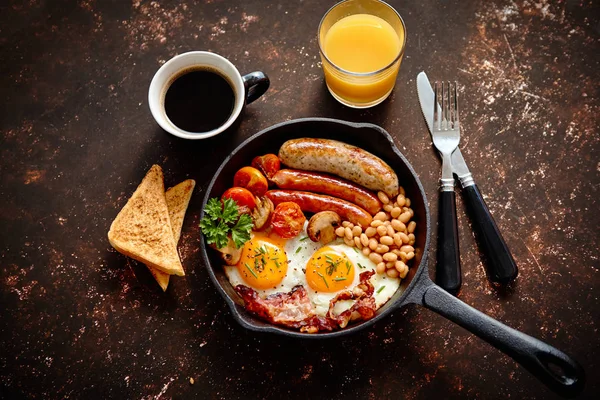 철 요리 남비에 넣은 맛있는 아침 식사 — 스톡 사진