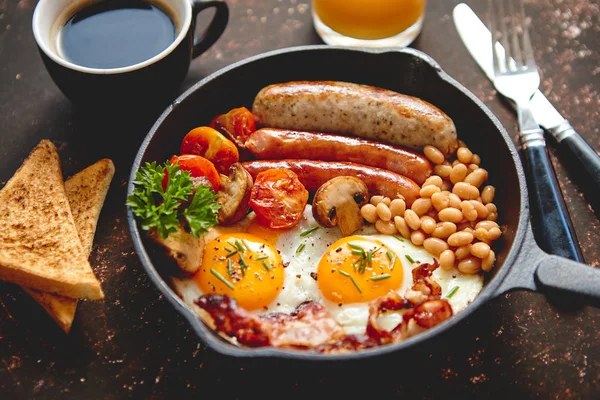 Desayuno inglés completo sobre fondo oscuro oxidado — Foto de Stock