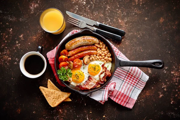 Delicious english breakfast in iron cooking pan — Stock Photo, Image