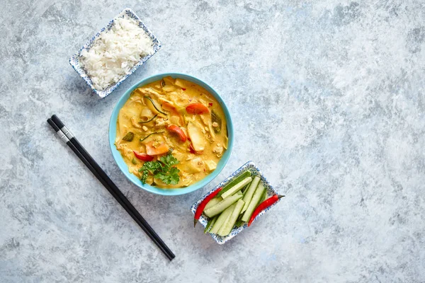 Perinteinen kiinalainen tai thaimaalainen kanankeltainen curry — kuvapankkivalokuva