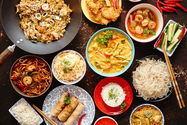 Asiatico orientale composizione alimentare in stoviglie colorate — Foto Stock