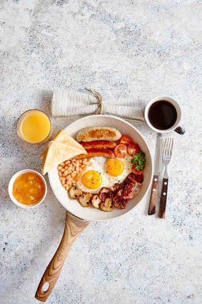 Compleet Engels ontbijt geserveerd in een pan — Stockfoto