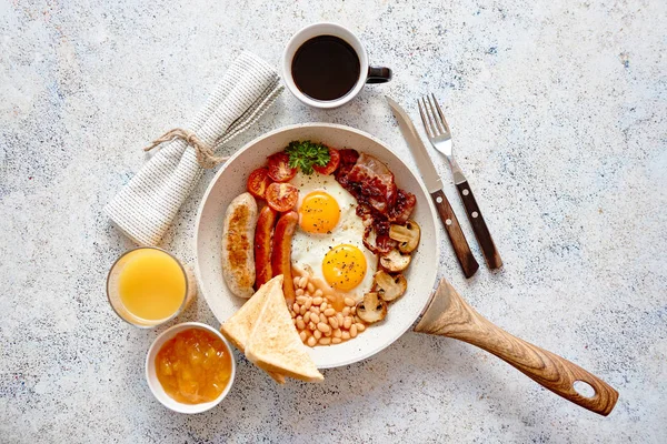 Compleet Engels ontbijt geserveerd in een pan — Stockfoto