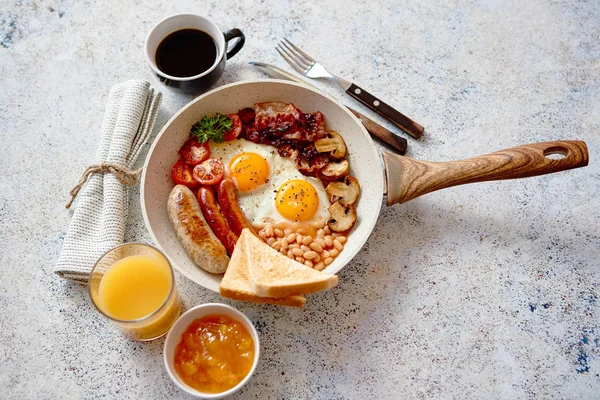 프라이팬에 전통적인 풀 영국식 아침 식사. — 스톡 사진