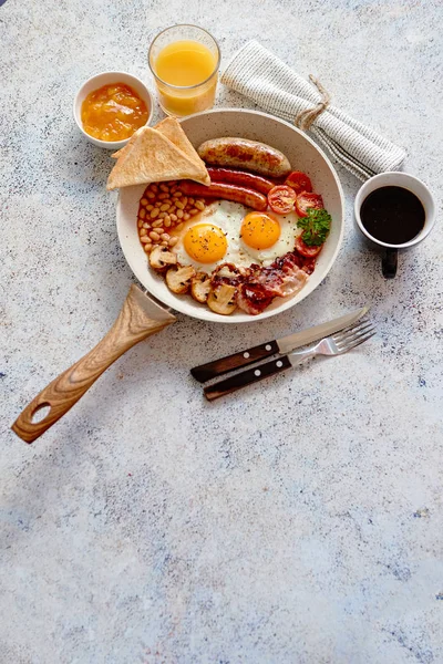 Tam İngiliz kahvaltısı bir tavada servis — Stok fotoğraf