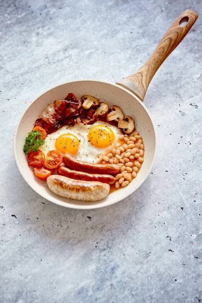 Desayuno Inglés Completo Británico Con Salchichas Tomates Parrilla Champiñones Huevos — Foto de Stock