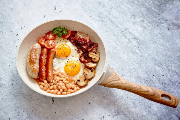 Traditioneel Engels ontbijt op koekenpan. — Stockfoto