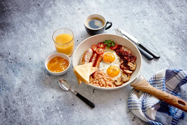 Полный английский завтрак подается в кастрюле — стоковое фото