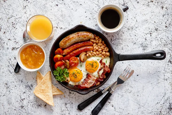 Delicioso desayuno inglés en sartén de hierro — Foto de Stock
