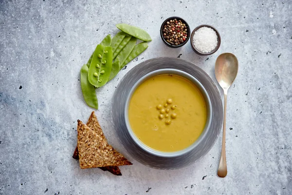 Зеленый гороховый суп в серой миске — стоковое фото