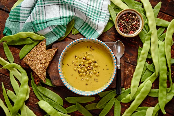 Soupe à la crème de pois verts dans un bol gris — Photo