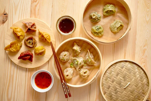 Traditional chinese dumplings served in the wooden bamboo steamer — Stock Photo, Image