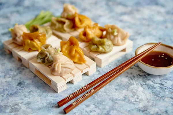 Νόστιμα μικτά είδη κινέζικα ζυμαρικά σερβίρονται σε ξύλινα Σταντ — Φωτογραφία Αρχείου