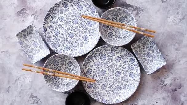 Leeres orientalisches Geschirr auf grauem Steinhintergrund — Stockvideo