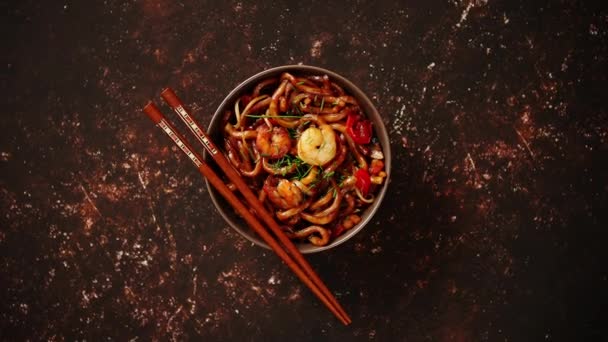 Traditionele Aziatische udon roerbak noedels met garnalen — Stockvideo