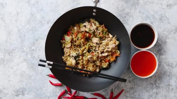 Köstlicher gebratener Reis mit Huhn im Wok — Stockvideo