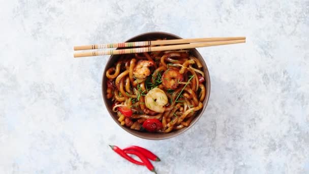 Traditionelle asiatische Udon-Rührnudeln mit Garnelen — Stockvideo