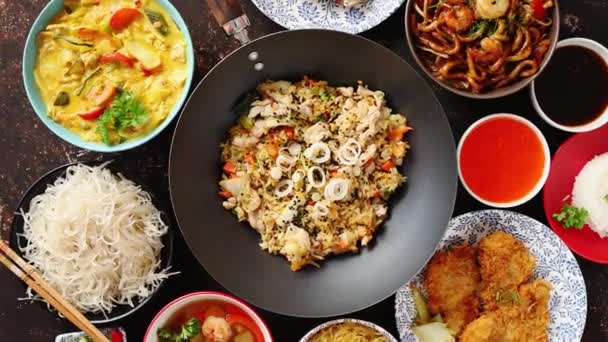 Ασιατική ανατολίτικη σύνθεση τροφίμων σε πολύχρωμα πιάτα — Αρχείο Βίντεο