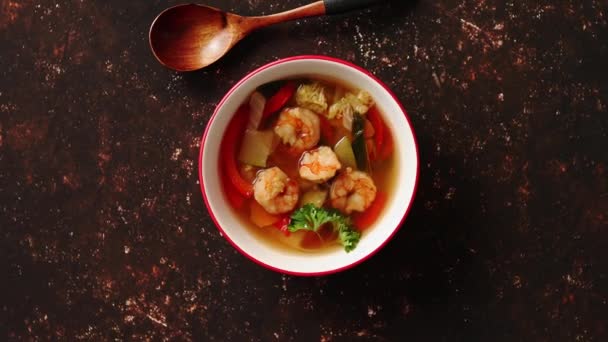 Sopa tailandesa picante tradicional de Tom Yum con camarones — Vídeos de Stock