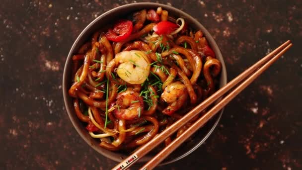 Traditional asian udon stir-fry noodles with shrimp — Stock Video