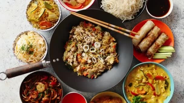 五颜六色餐具中的亚洲东方食品构成 — 图库视频影像