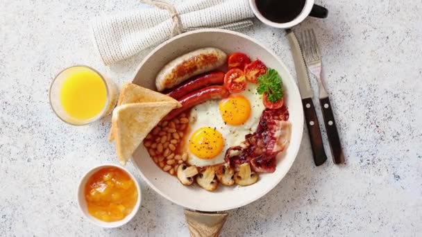 Desayuno inglés completo servido en una sartén — Vídeos de Stock