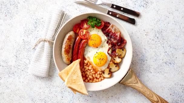 Повний Англійський Сніданок Служив Сковороді Смажені Яйця Боби Помідори Вагінці — стокове відео