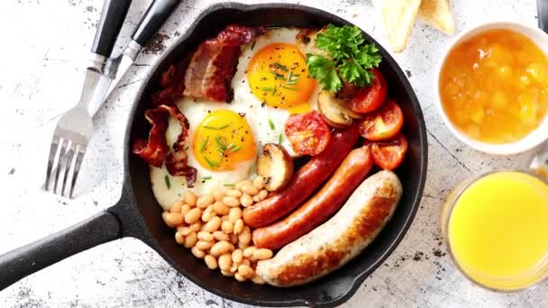 Delicioso pequeno-almoço inglês na frigideira de ferro — Vídeo de Stock