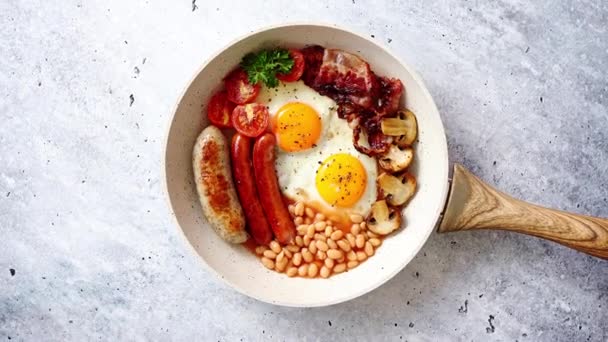 Desayuno inglés completo tradicional en sartén . — Vídeo de stock