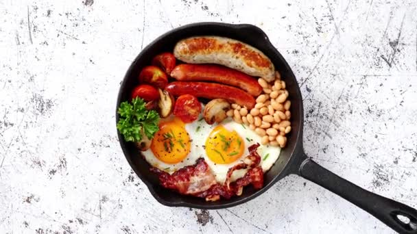 Delicious english breakfast in iron cooking pan — Stock Video