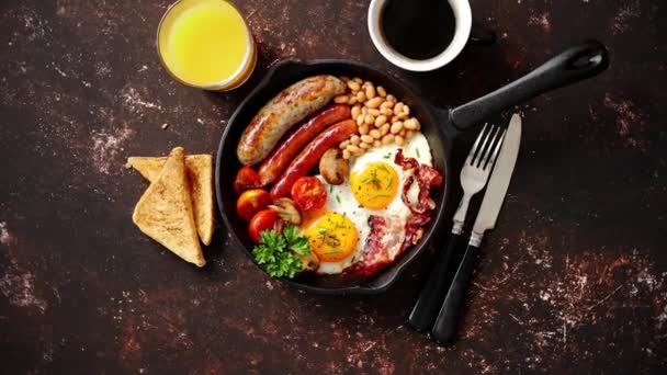 Вкусный английский завтрак в железной сковороде — стоковое видео