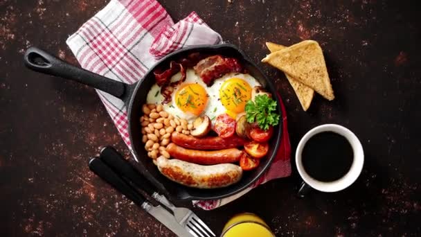 Вкусный английский завтрак в железной сковороде — стоковое видео