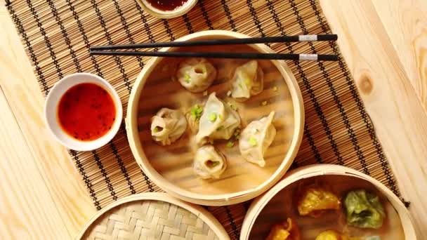 Oosterse traditionele chinese dumplings geserveerd in de houten steamer — Stockvideo