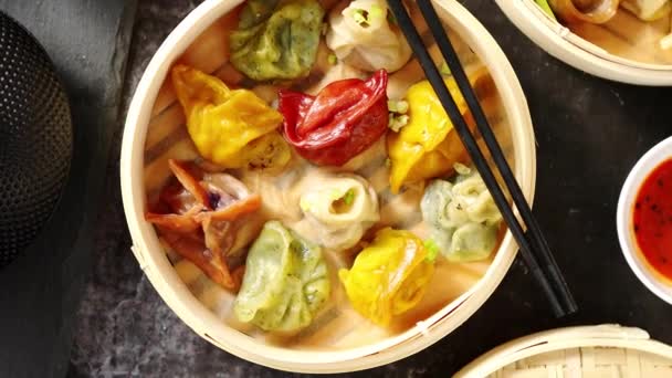 在木蒸笼中享用东方传统中国饺子 — 图库视频影像