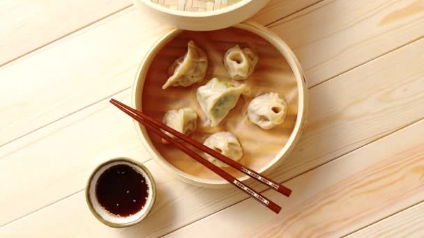 Traditional chinese dumplings served in the wooden bamboo steamer — Stock Video