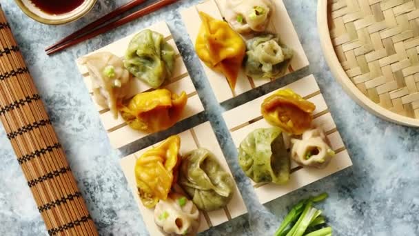 Heerlijke gemengde soorten chinese dumplings geserveerd op houten tribunes — Stockvideo