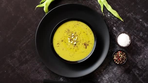 Minestra cremosa con pisello verde in un piatto bianco di ceramica — Video Stock