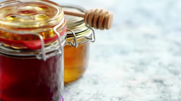 Frascos com diferentes tipos de mel orgânico fresco — Vídeo de Stock