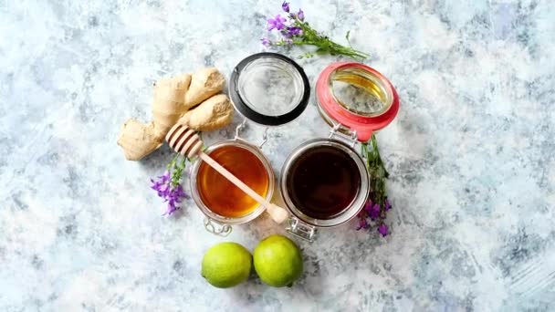 Mesa de comida saludable con diferentes tipos de miel, jengibre fresco y lima — Vídeos de Stock