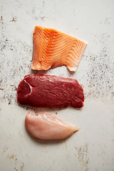 Steak mentah segar daging sapi, dada ayam, dan fillet salmon — Stok Foto