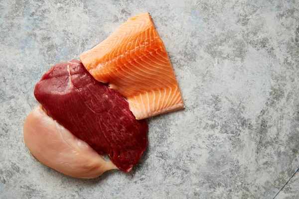 Steak mentah segar daging sapi, dada ayam, dan fillet salmon — Stok Foto