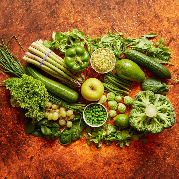 Assortiment de fruits et légumes verts frais placés sur un métal rouillé — Photo